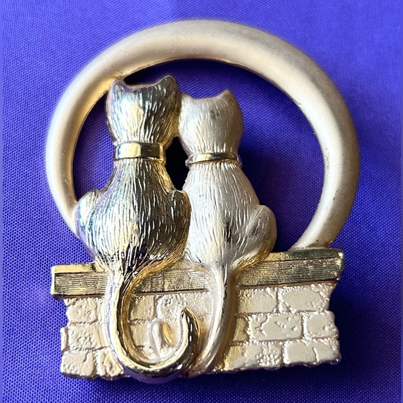 JJ Jonette 2 Cats Love Full Moon Brooch Pin Gold Tone 70s Signed VTG Kittycore - Picture 1 of 5